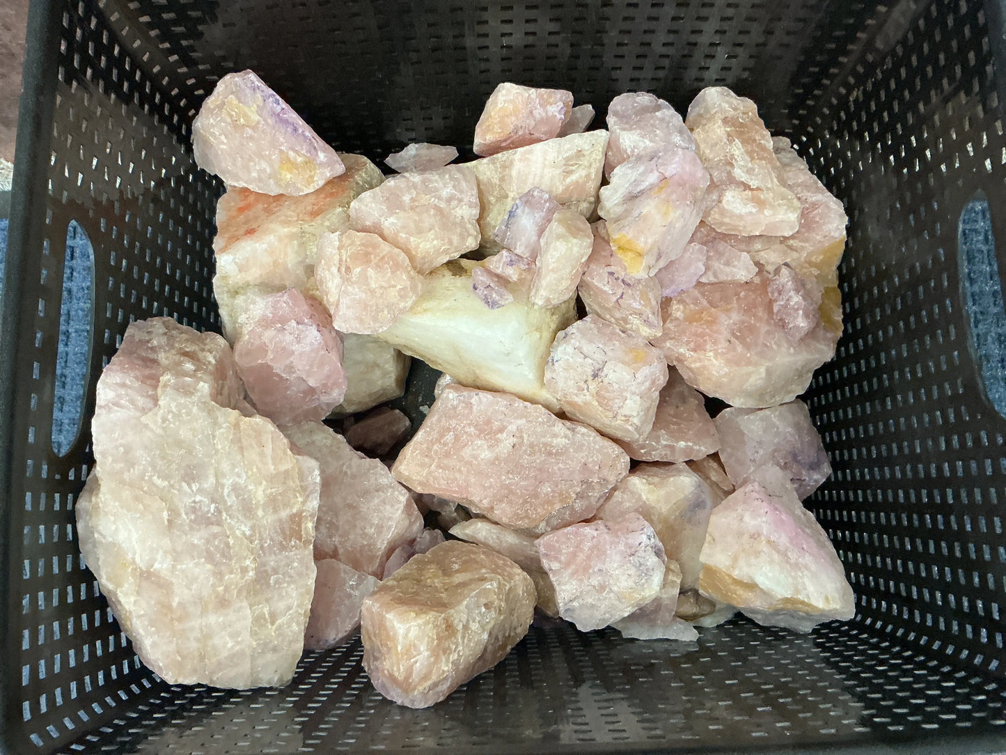 Rose Quartz Aquarium Substrate โ natural pink gravel for freshwater aquariums, ideal for aquascaping, shrimp, and planted tanks.